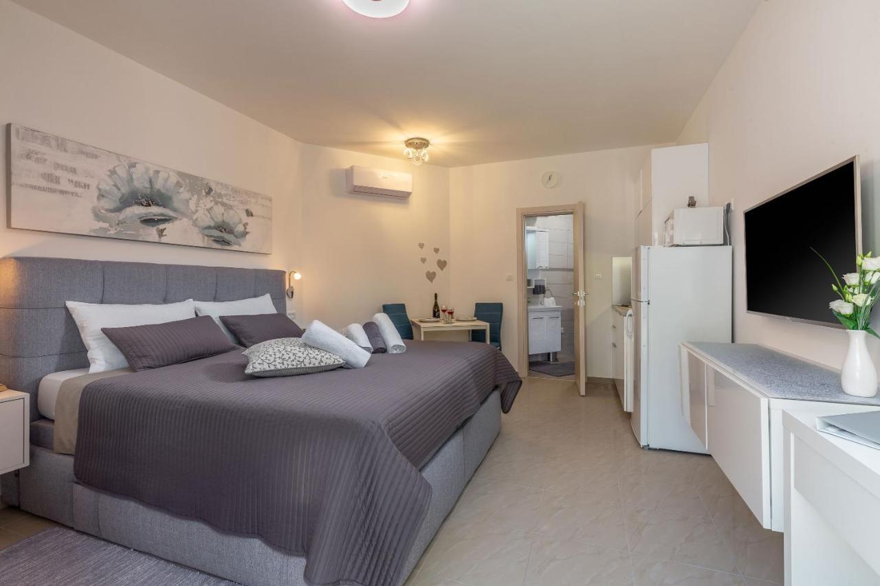 Evita Fazana Premium Studio Apartments Bagian luar foto